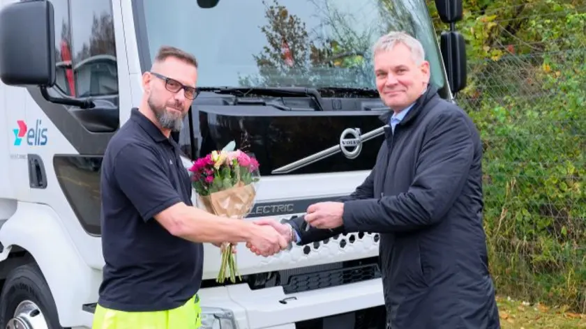 Stefan Strand, VD Volvo Lastvagnar Sverige, lämnar över nycklarna till Elvis Svetlicic, Distributionssamordnare Elis Helsingborg
