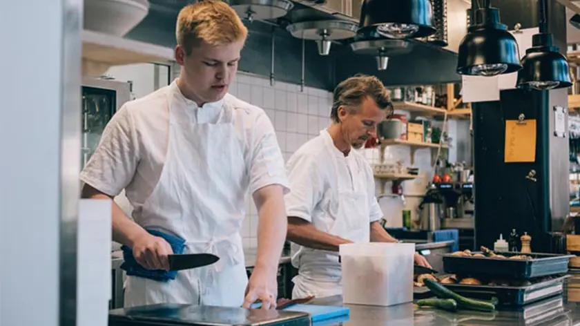 Elis klär kockar i gamla dukar tillsammans med Segers och Paul Svensson