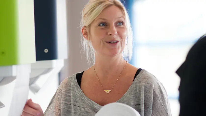 Förevisning och rådgivning för kund om Elis hygienprodukter