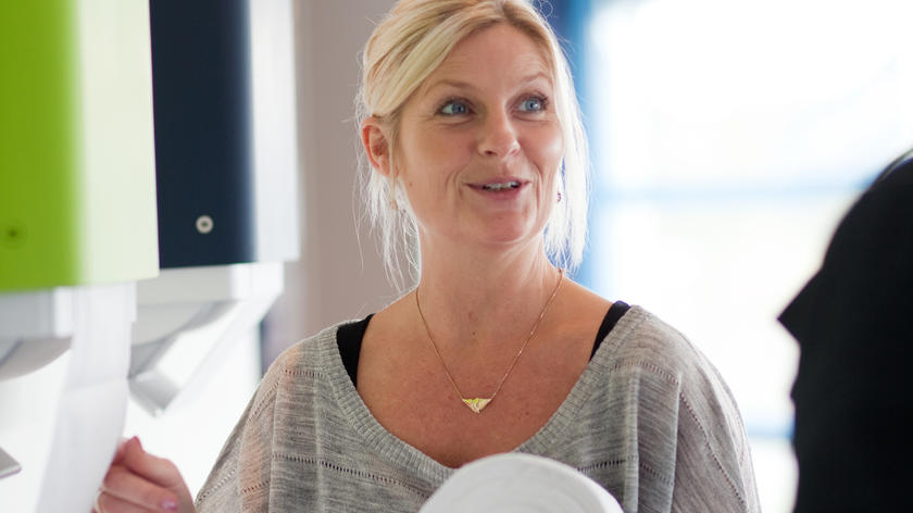 Förevisning och rådgivning för kund om Elis hygienprodukter