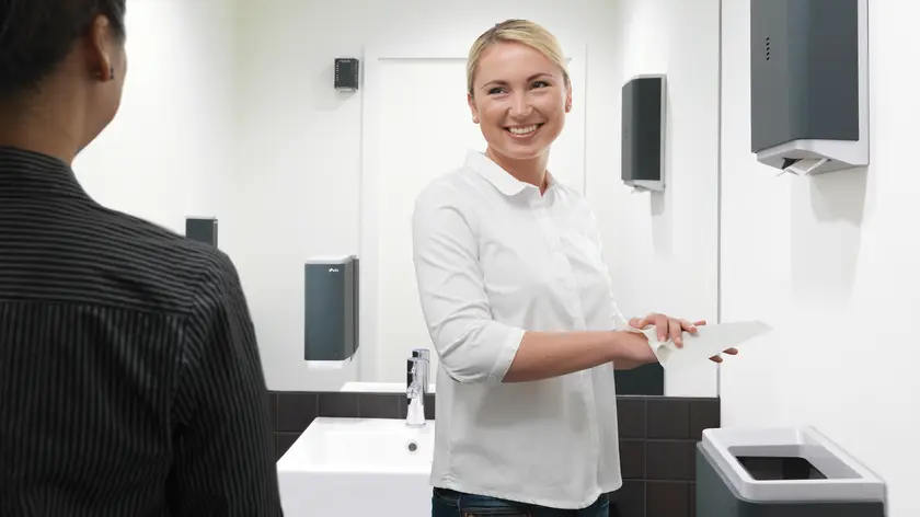 Toalettutrymme inredd med tvåldispenser, pappersdispenser, papperskorg och handdesinfektion från Fusionline.