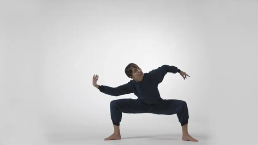 Dansare visar rörelsefrihet i kollektionen MOVES