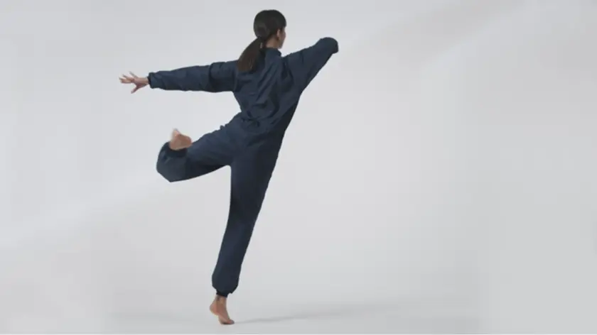 Dansare i rörelse i renrumskläder från Elis MOVES
